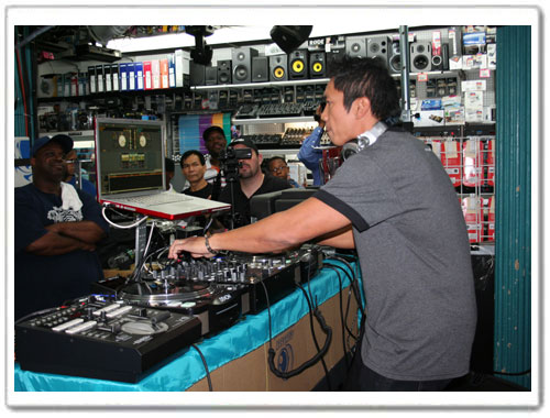 Denon DJ Roonie G Live
